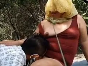 Cặp cô vợ ông xã dâm quay clip sex trong rừng