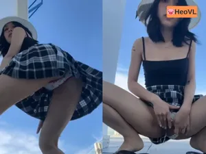 Bạn gái dâm đi đi chơi nhưng cũng không quên quay clip show hàng cho fans xem